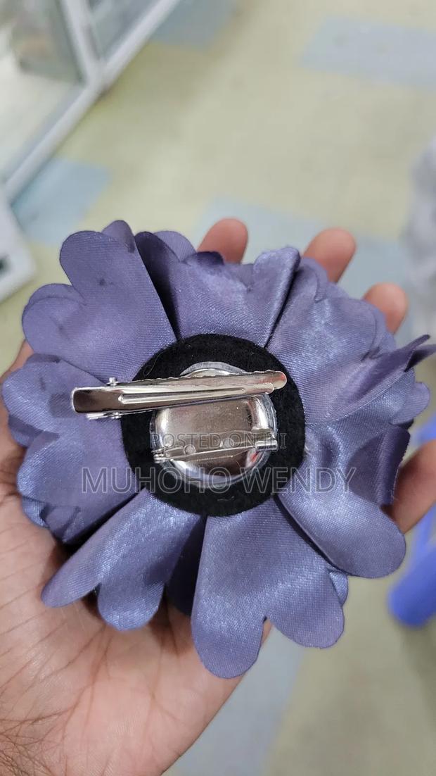 Gray Flowe Clip - thumbnail 3