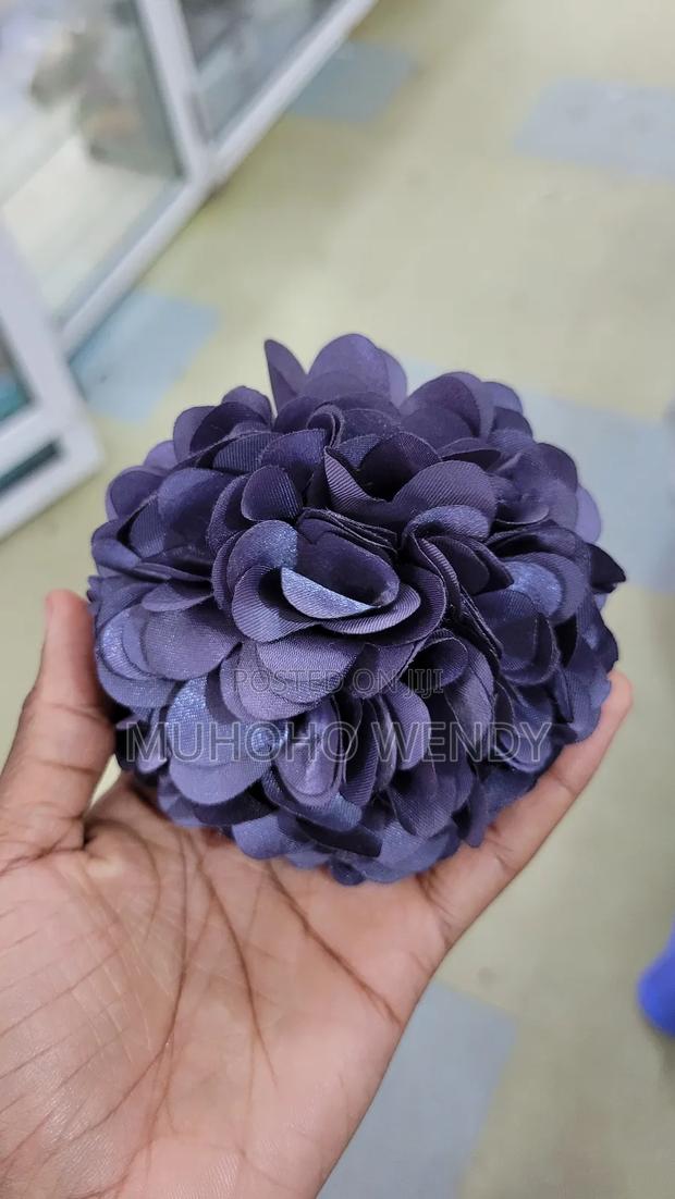 Gray Flowe Clip - main view