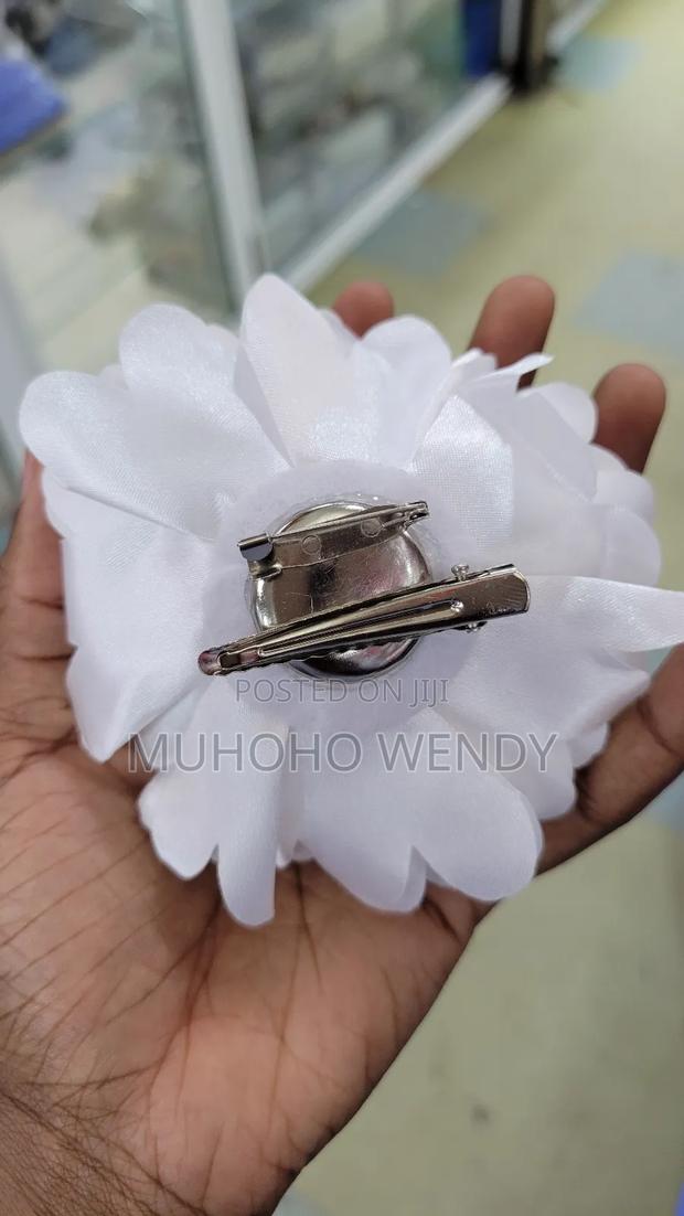 White Flower Clip - thumbnail 2