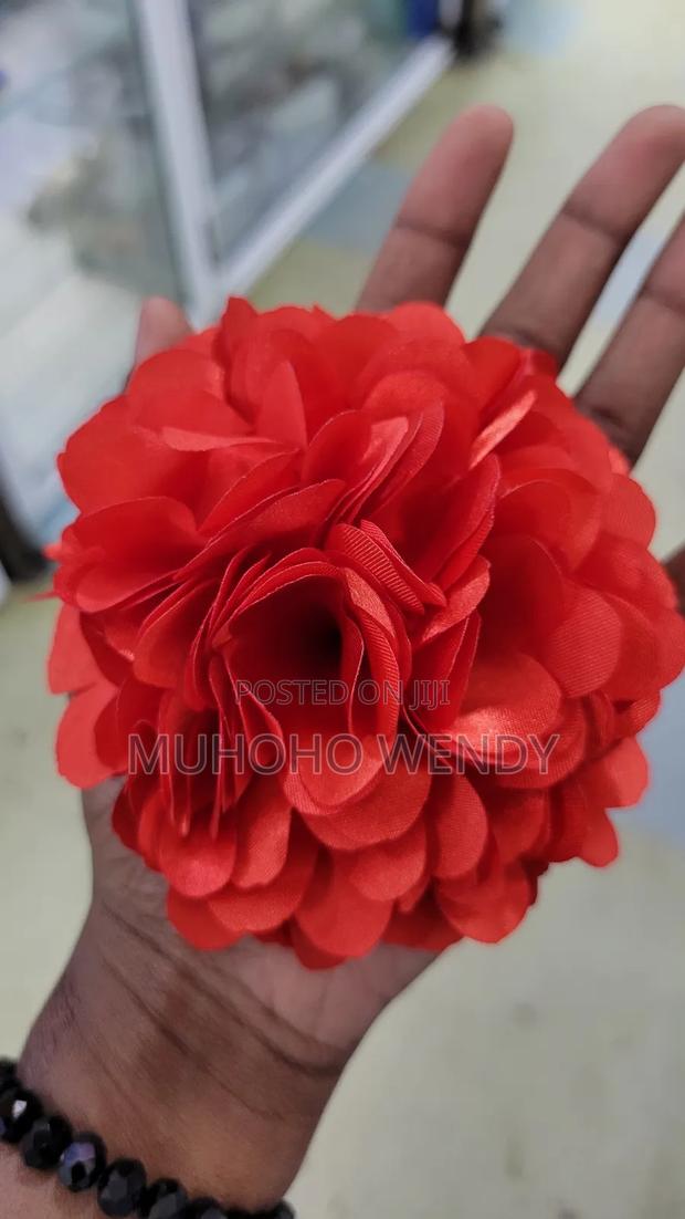 Red Flower Clip - main view