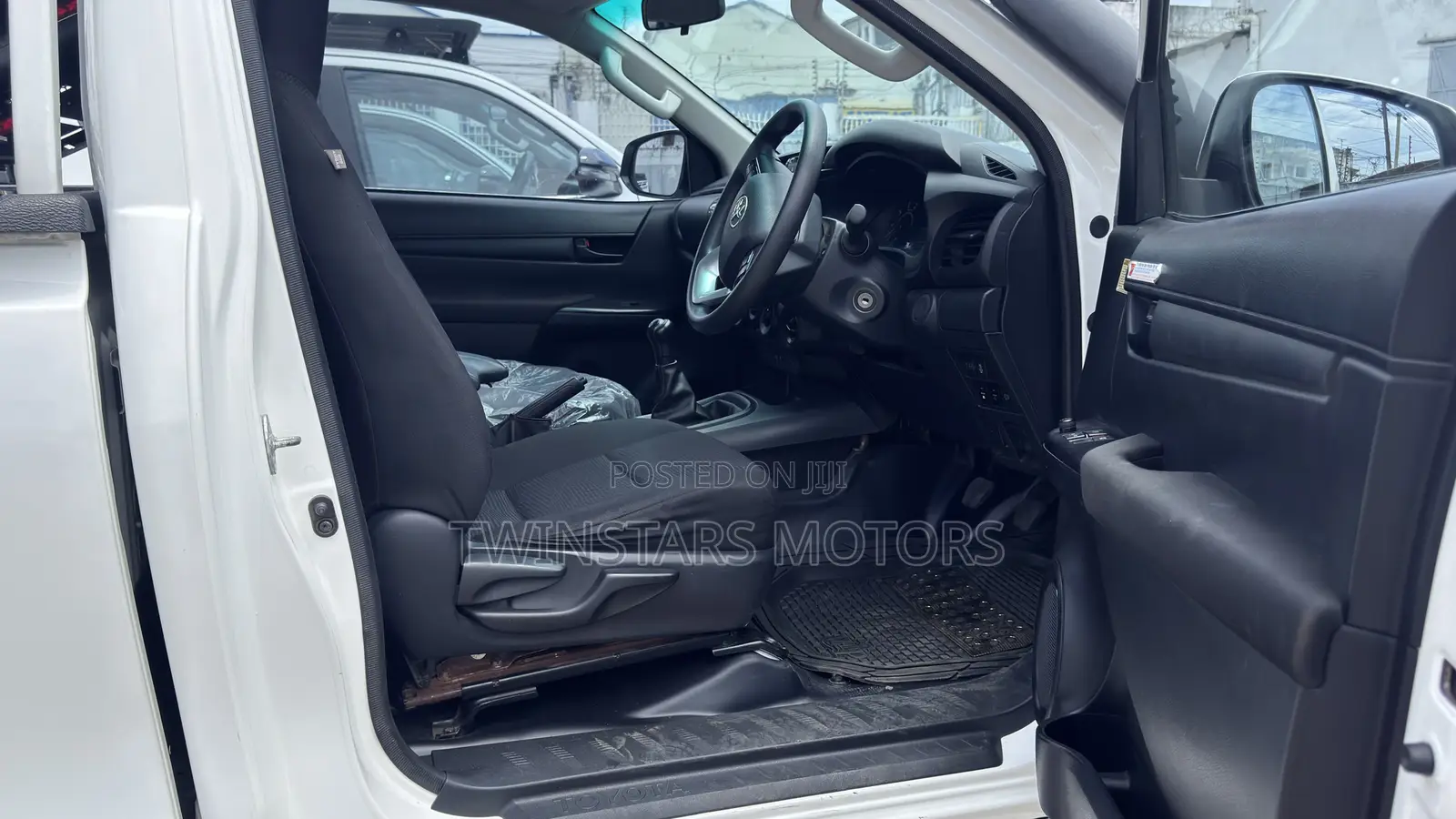 Toyota Hilux Rugged 4x4 2019 White