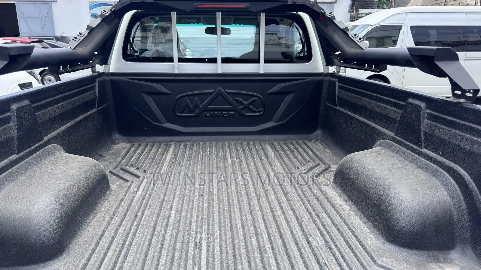 Toyota Hilux Rugged 4x4 2019 White