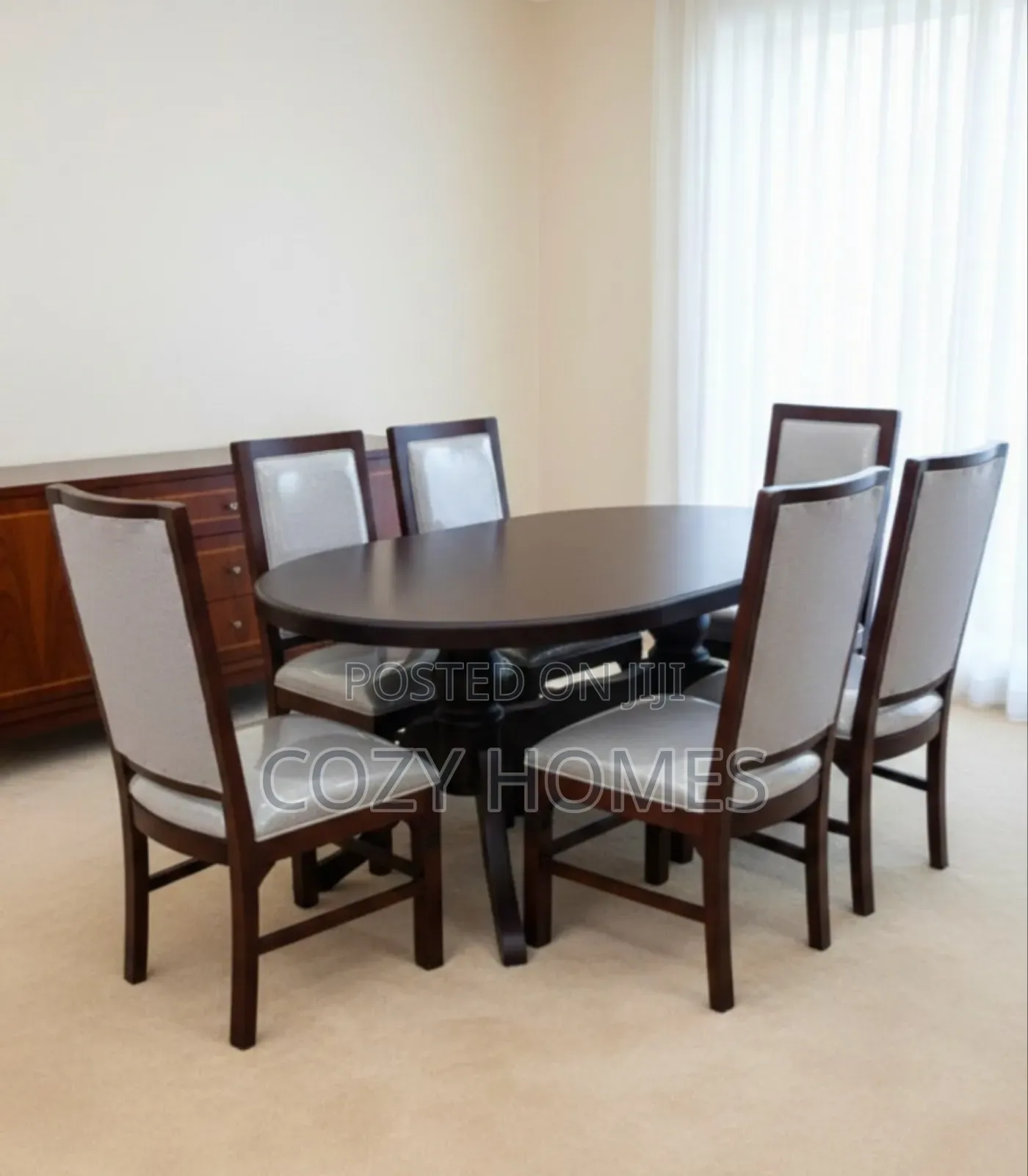 A 6 Seater Dining Set With a Balanced Deaign
