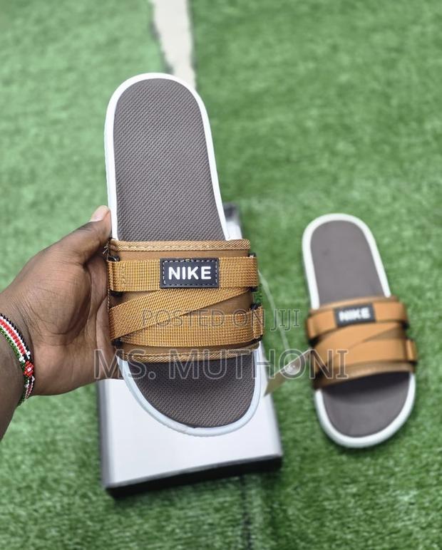 Versatile Nike Branded Slide Designed for Comfort - thumbnail 3