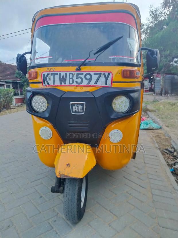 Bajaj RE 2018 Yellow - main view