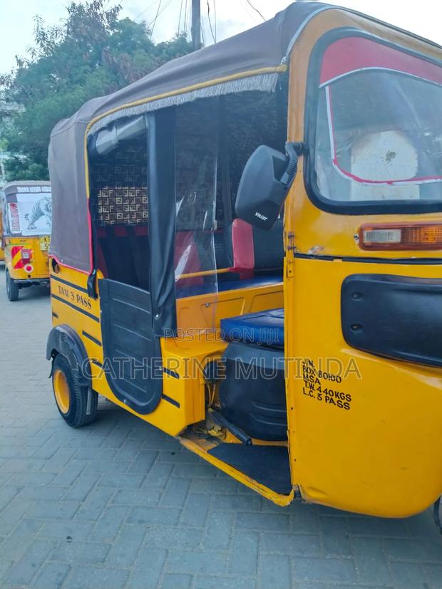 Bajaj RE 2018 Yellow - thumbnail 2