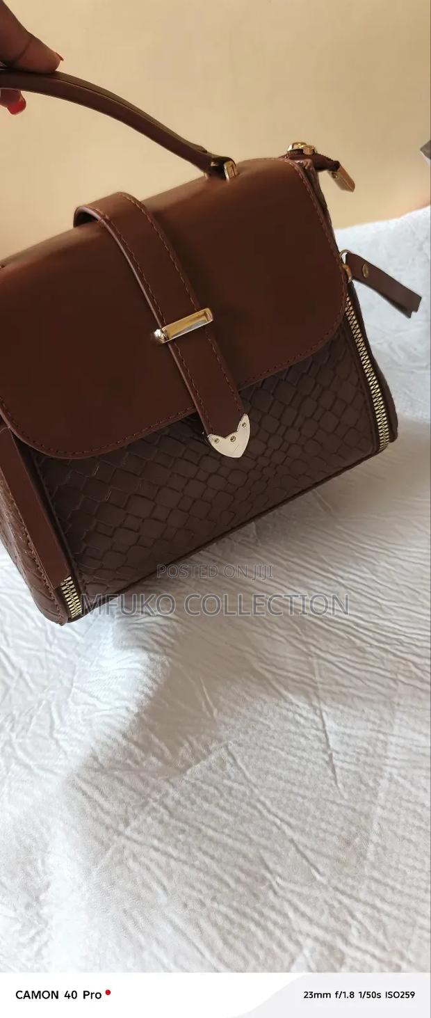 Women Luxury Crossbag Purse Handbag. - thumbnail 3