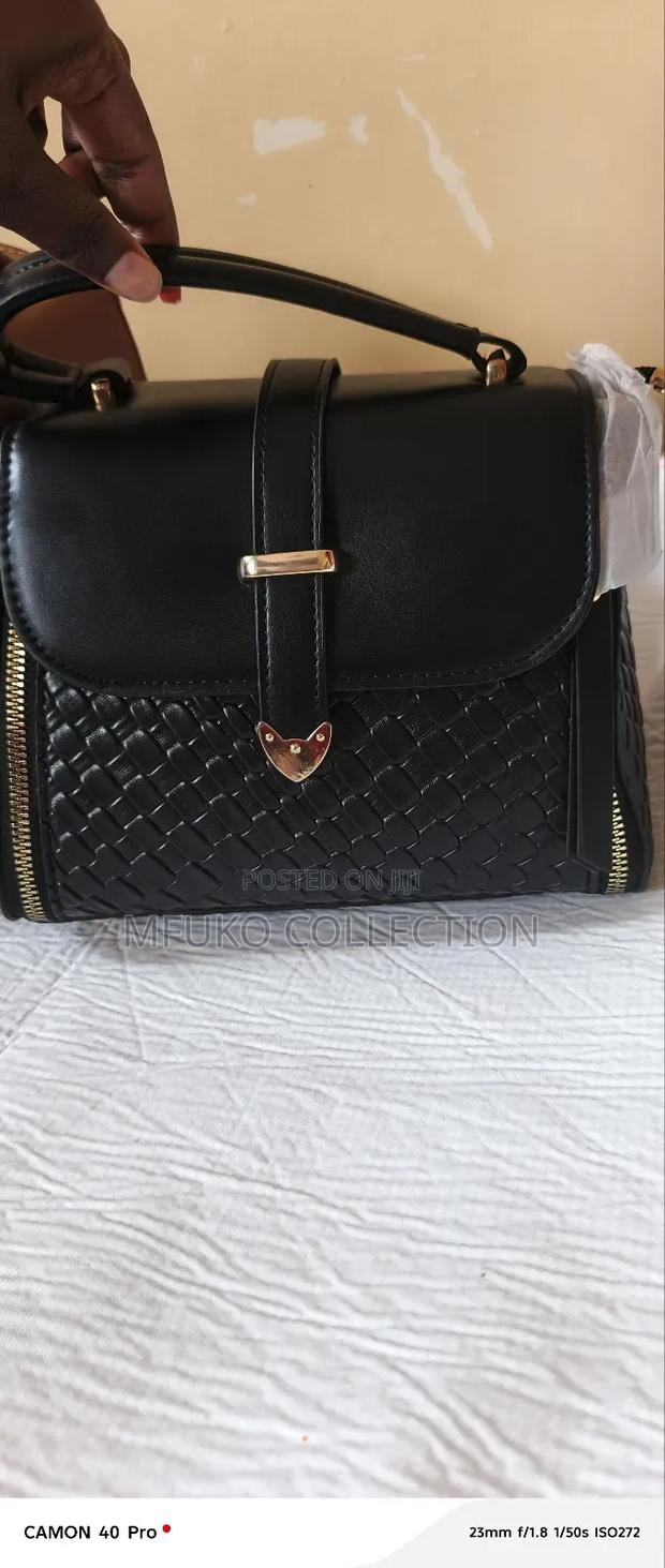 Women Luxury Crossbag Purse Handbag. - thumbnail 4