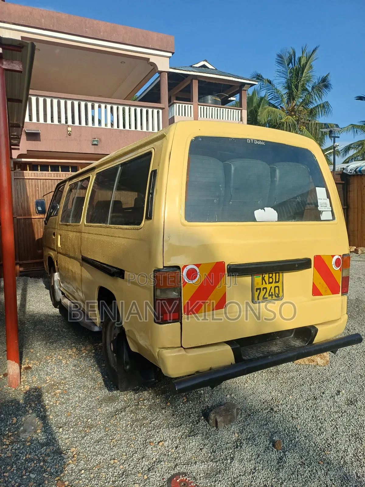 Nissan Caravan (Urvan) 2010 Beige