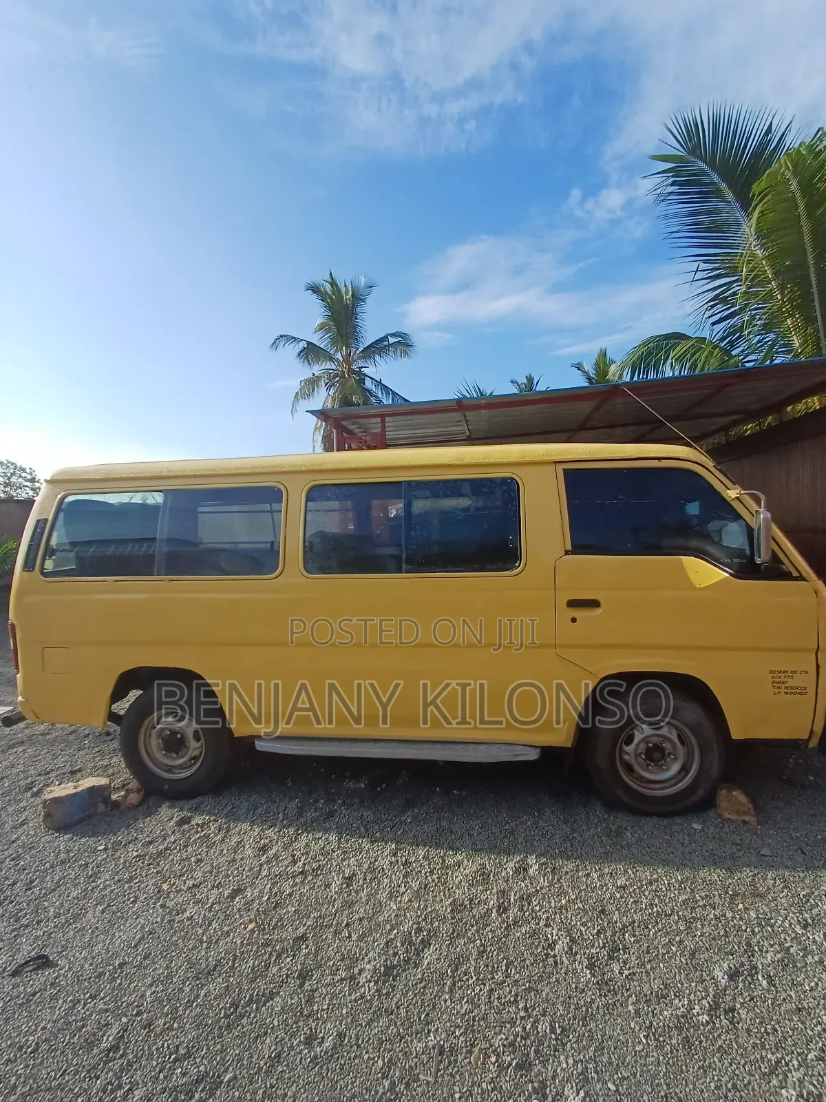 Nissan Caravan (Urvan) 2010 Beige