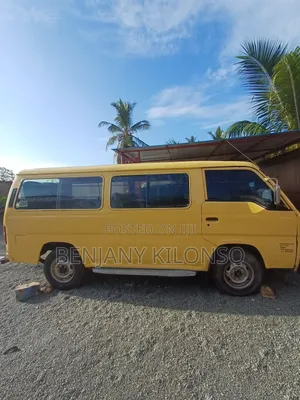 Nissan Caravan (Urvan) 2010 Beige