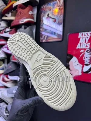 Nike Dunk Low “Sanddrift”
Sizes :_37 38 39 40 41 42 43 44 45