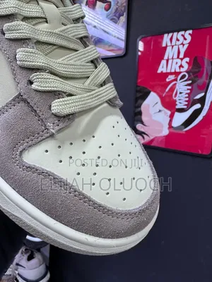 Nike Dunk Low “Sanddrift”
Sizes :_37 38 39 40 41 42 43 44 45