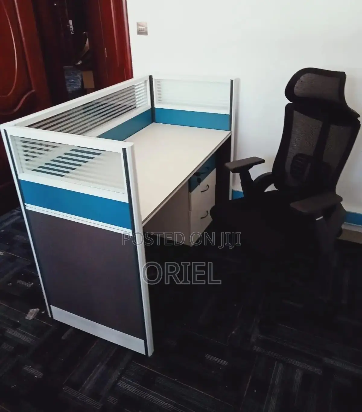 Office Worksatation : 1-Way Office Workstation With Privacy Panels