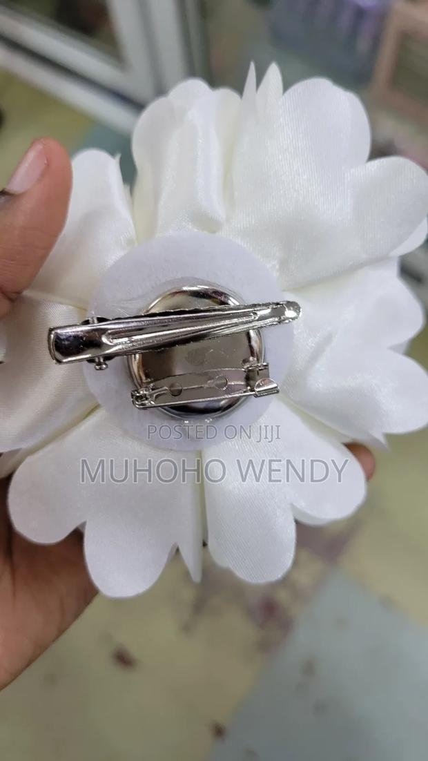 Cream Flower Clip - thumbnail 2