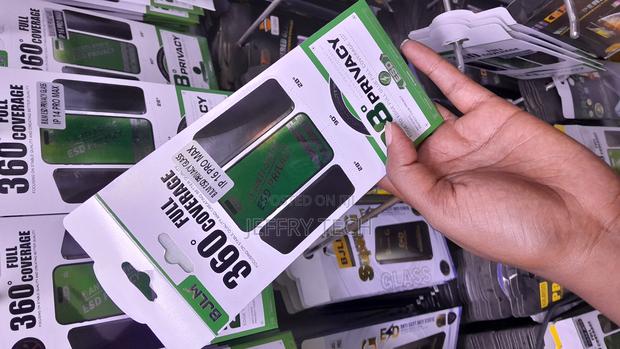 Belkin Tempered Glass Privacy Screen Protector for iPhone 16 Pro Max - thumbnail 3