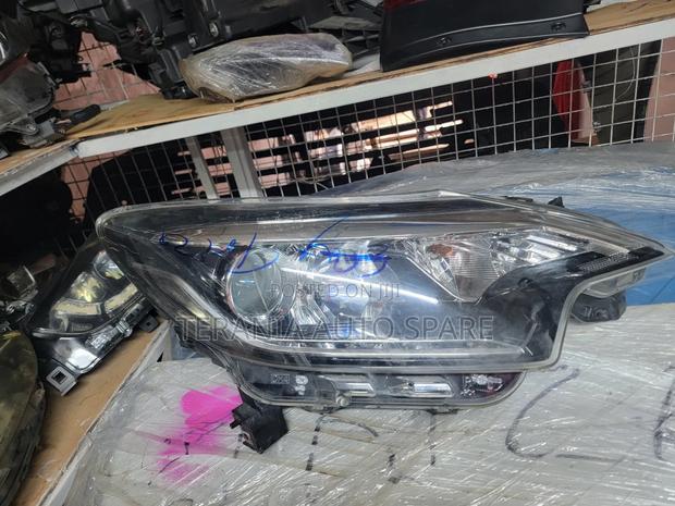 Note 2015 Headlight Letter B - main view