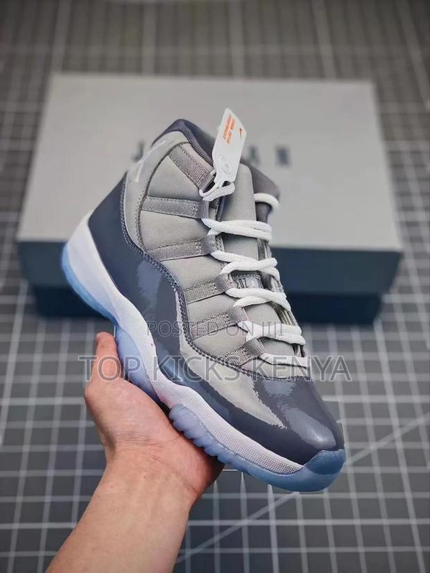 Air Jordan 11 - thumbnail 2