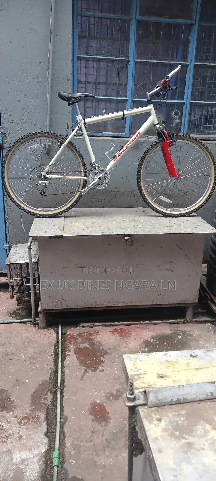 Ex Uk Size 26 White Raleigh MTB 24 Speed