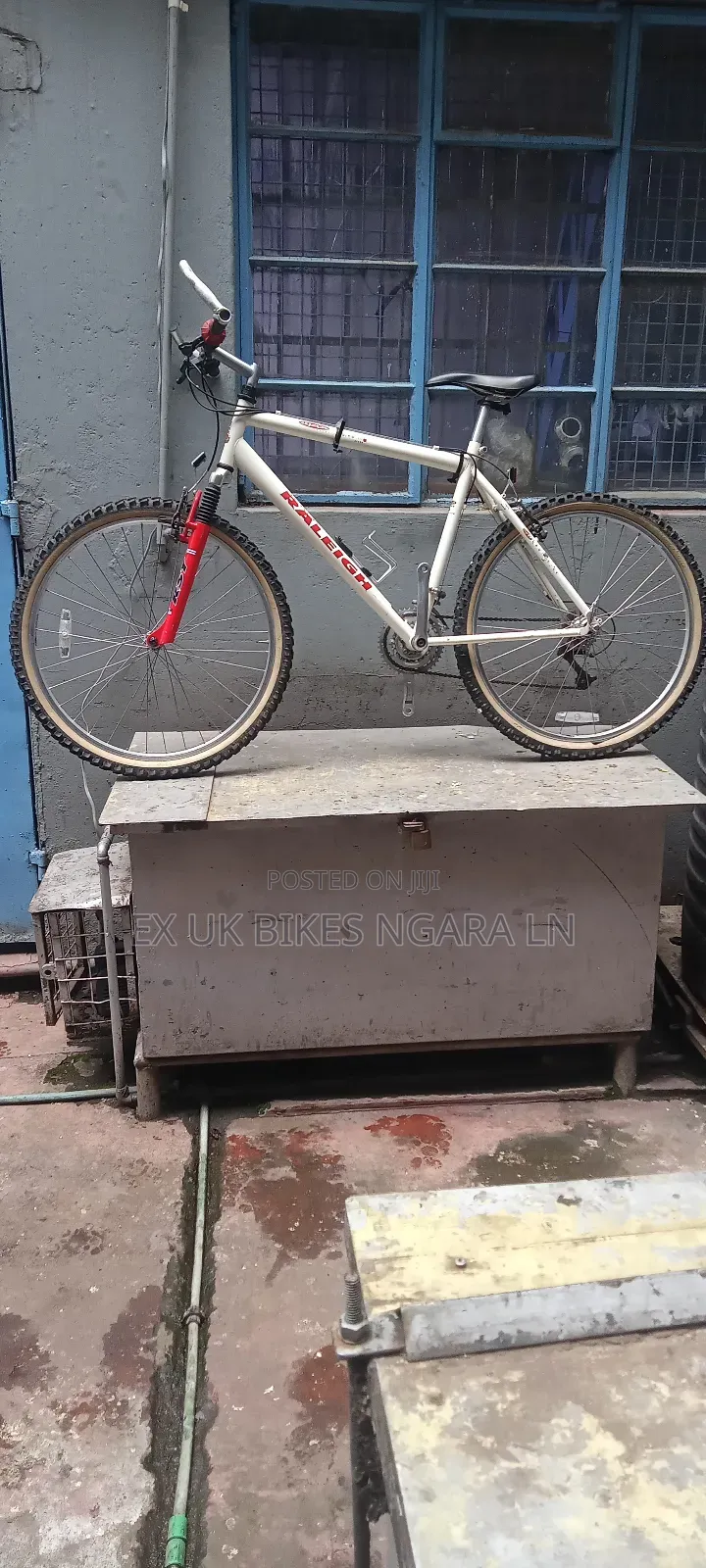 Ex Uk Size 26 White Raleigh MTB 24 Speed