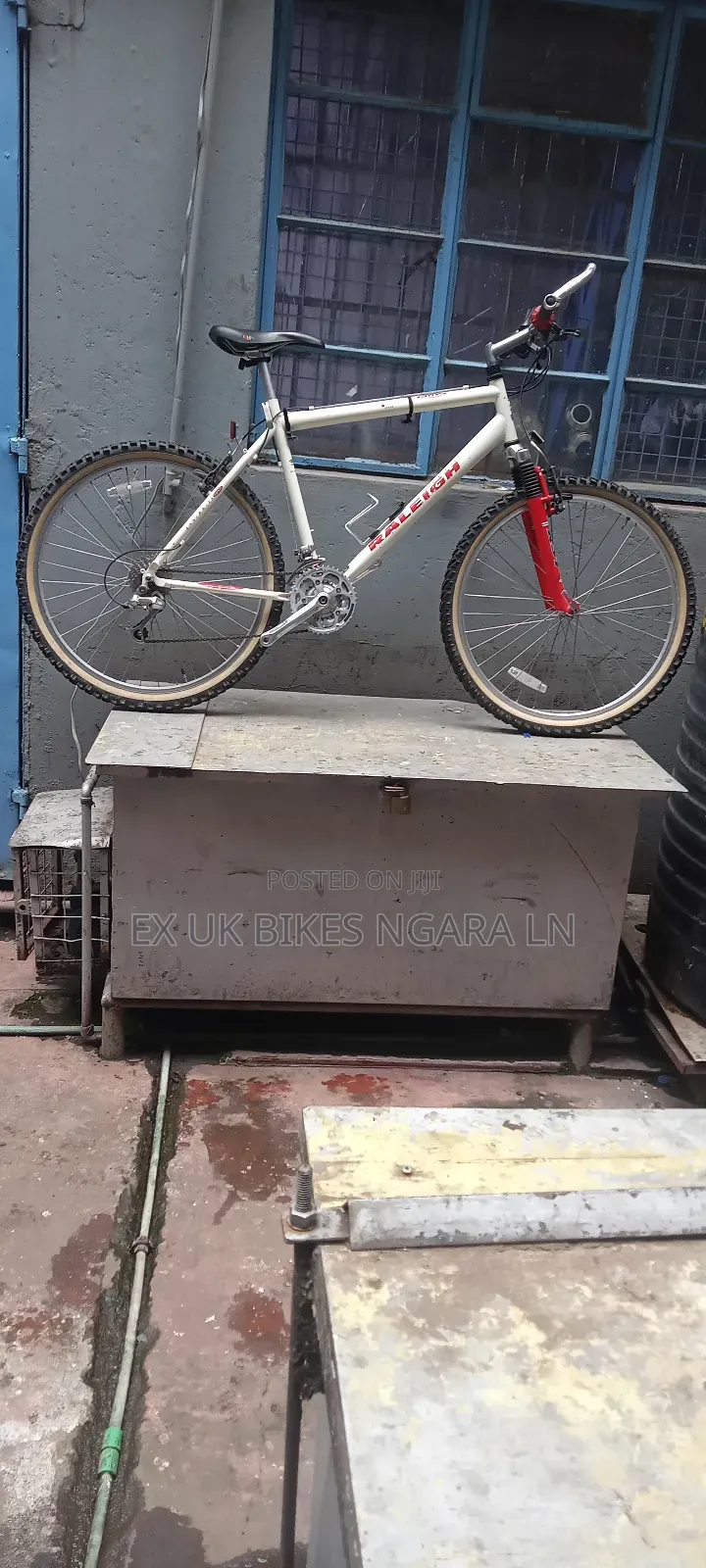 Ex Uk Size 26 White Raleigh MTB 24 Speed