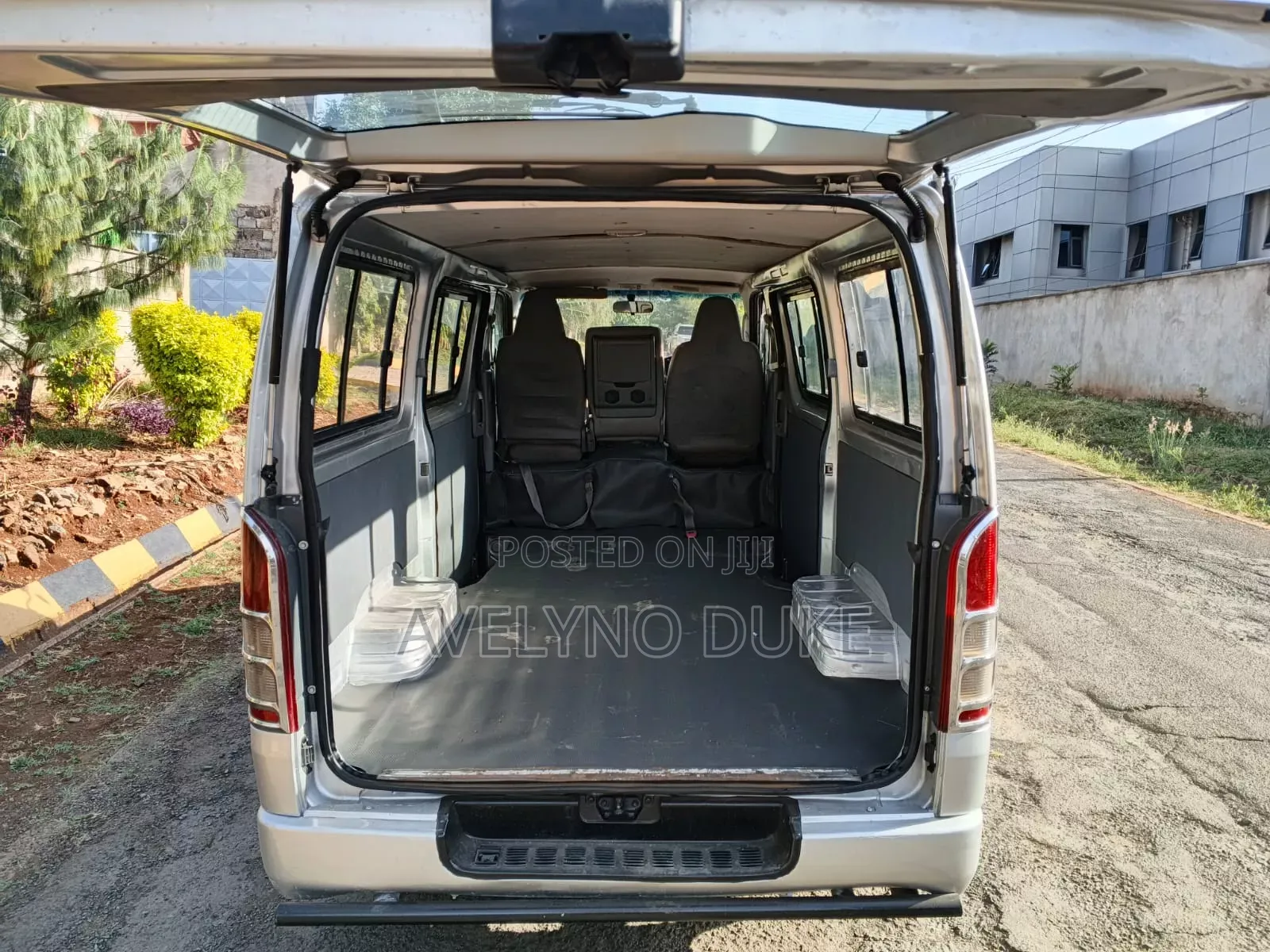 Toyota HiAce 2013 Silver