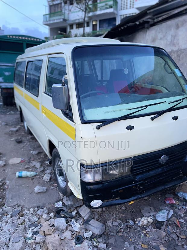 Nissan Caravan (Urvan) 2010 - thumbnail 4