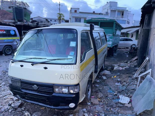 Nissan Caravan (Urvan) 2010 - thumbnail 2