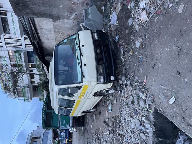 Nissan Caravan (Urvan) 2010 - thumbnail 6