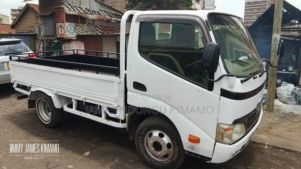 Toyota Dyna 2013 White - thumbnail 2