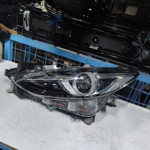 Mazda Axella 2018 Headlight - main view