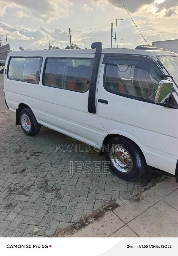 Toyota HiAce 2002 White - thumbnail 2