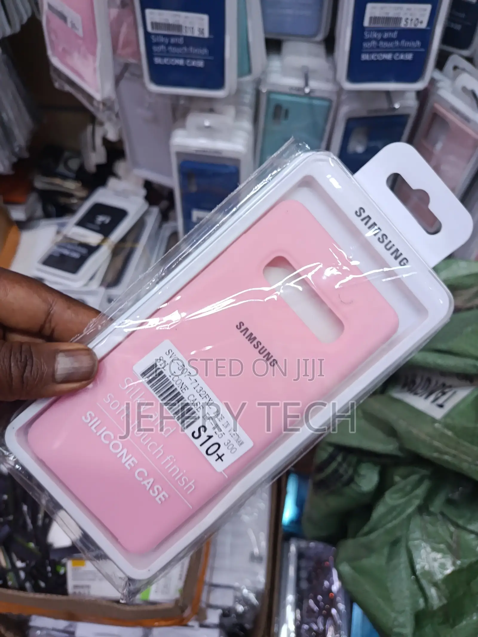 Silky and Soft Touch Finish Silicone Cover a Galaxy S 10. Soft Pink