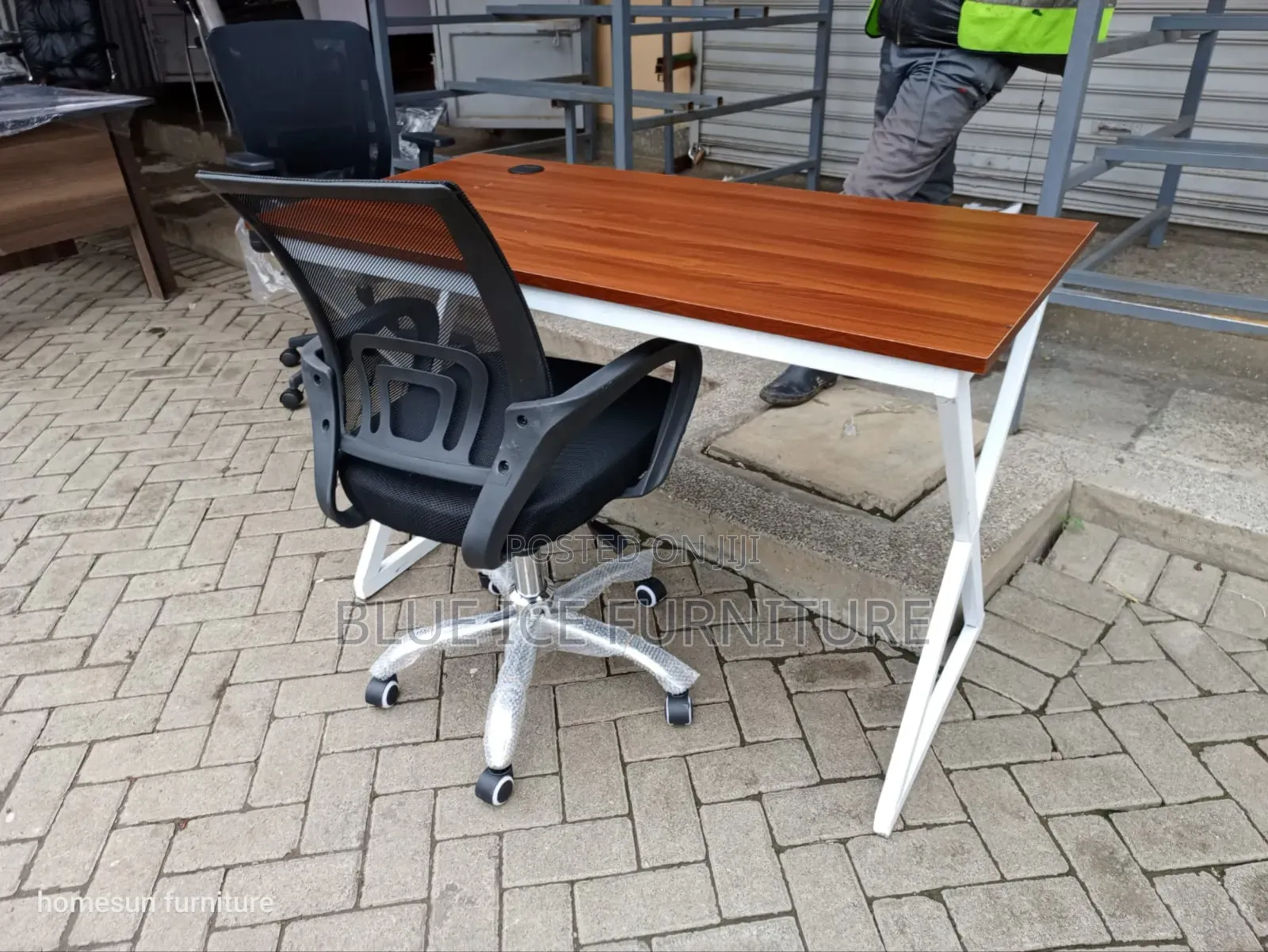 Quality Office Table With Adjustable Mesh Office Chair