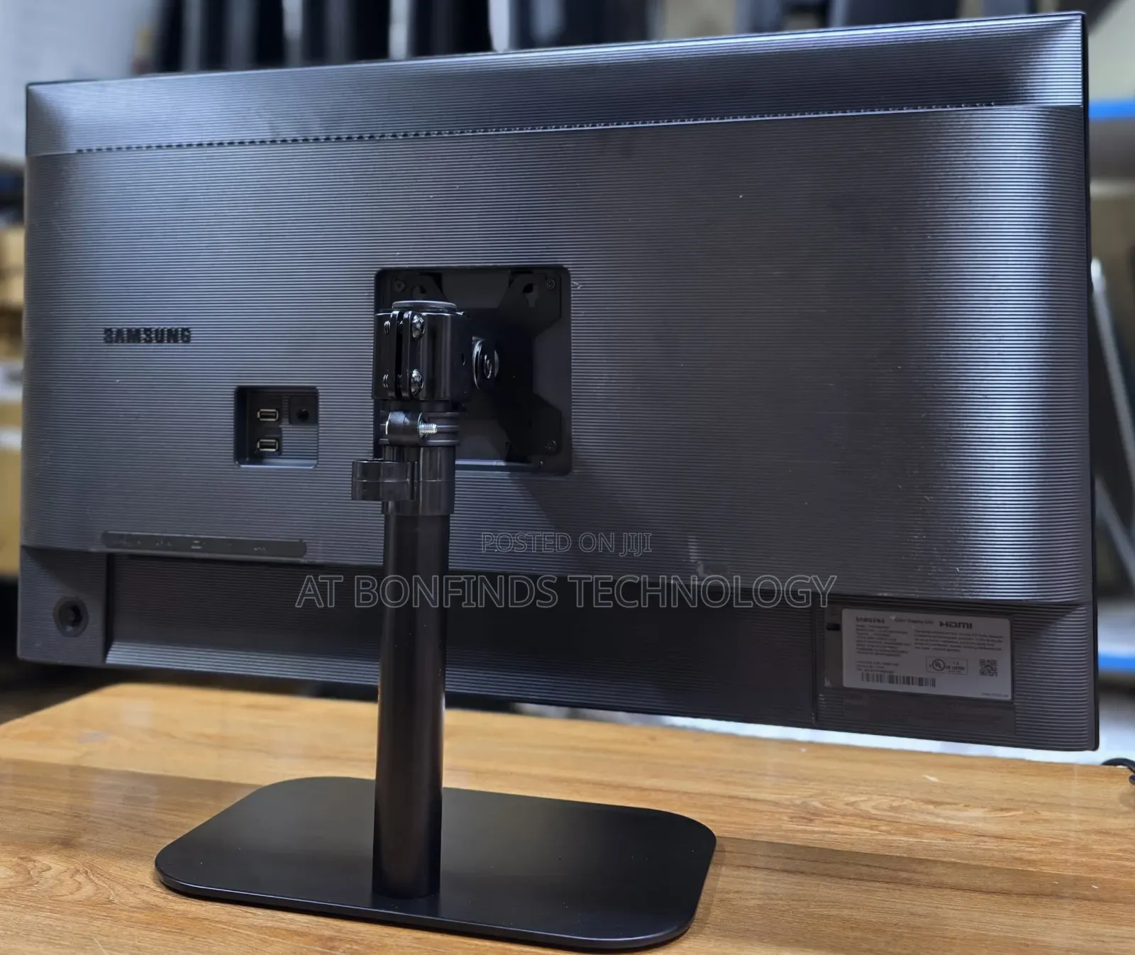Samsung Lf32tu87
32 Inch Monitor 
Type C 90w Power Delivery