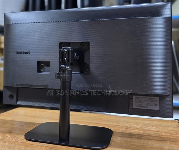 Samsung Lf32tu87
32 Inch Monitor 
Type C 90w Power Delivery - thumbnail 3