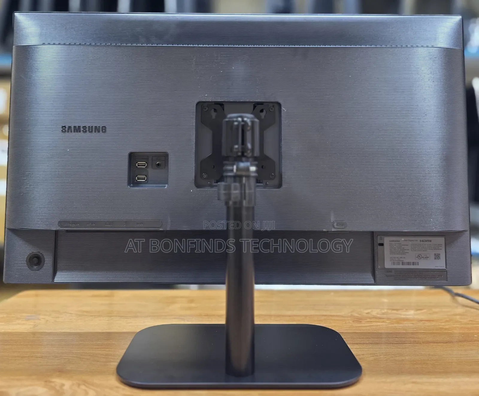 Samsung Lf32tu87
32 Inch Monitor 
Type C 90w Power Delivery