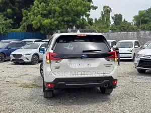 Subaru Forester Premium AWD 2019 White