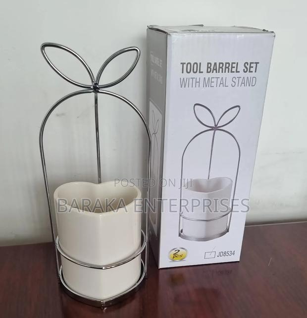 Jd8534 Love Shape Ceramic Tool Barrel Set Gold or Silver Metal Stand
