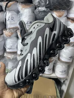 Nike Dn8 Sneakers