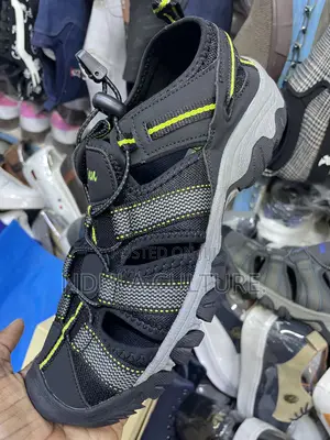 Catrn Closed Toe Hiking Sandals