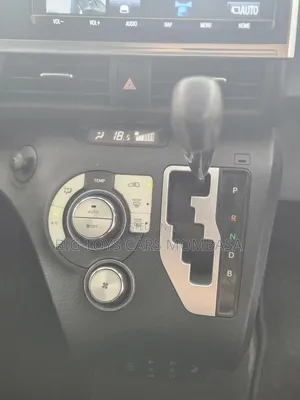 Toyota Sienta 2018 Brown