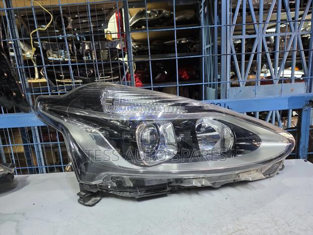 Toyota Sienta 2015 Headlight - main view