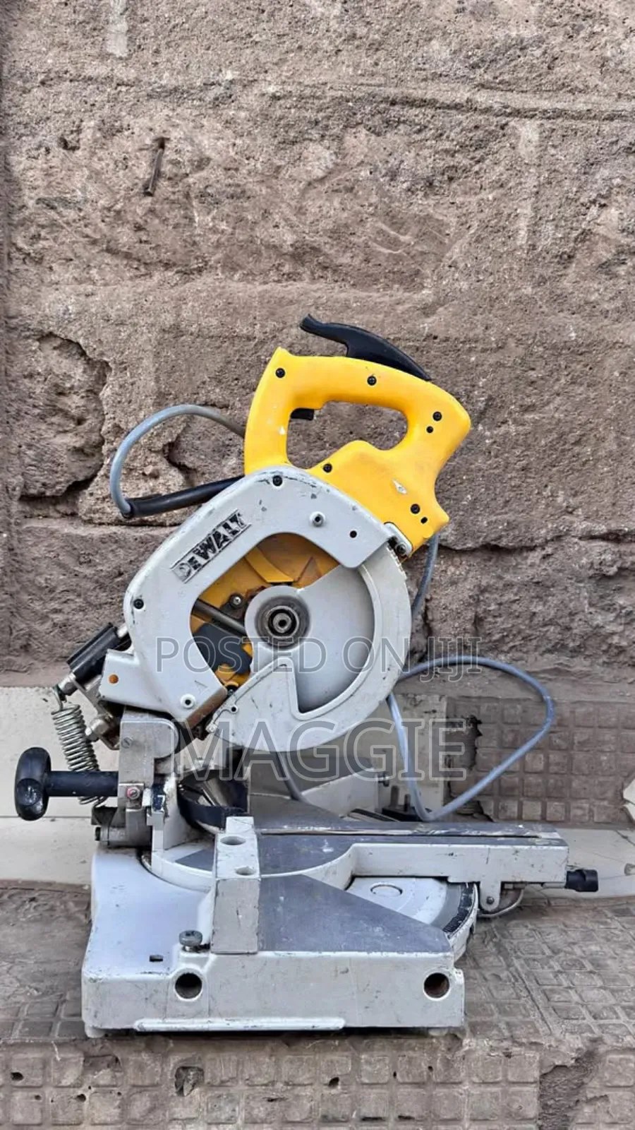 Dewalt 216mm Electric Double-Bevel Sliding Compound Mitre Saw