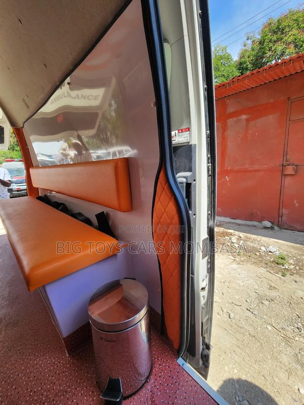 Toyota HiAce 2018 White - thumbnail 8