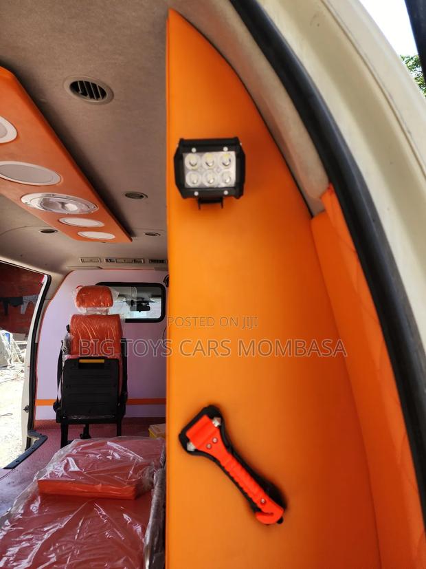 Toyota HiAce 2018 White - thumbnail 12