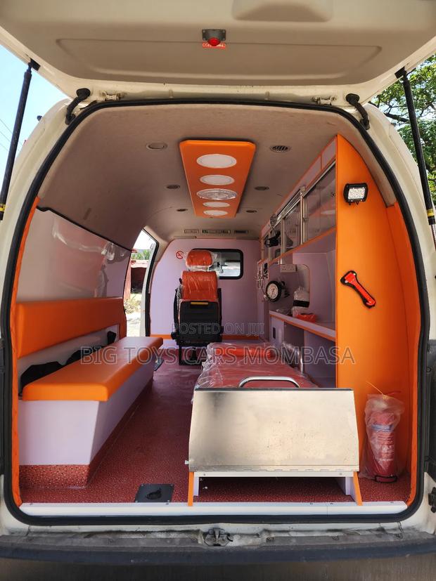 Toyota HiAce 2018 White - thumbnail 13