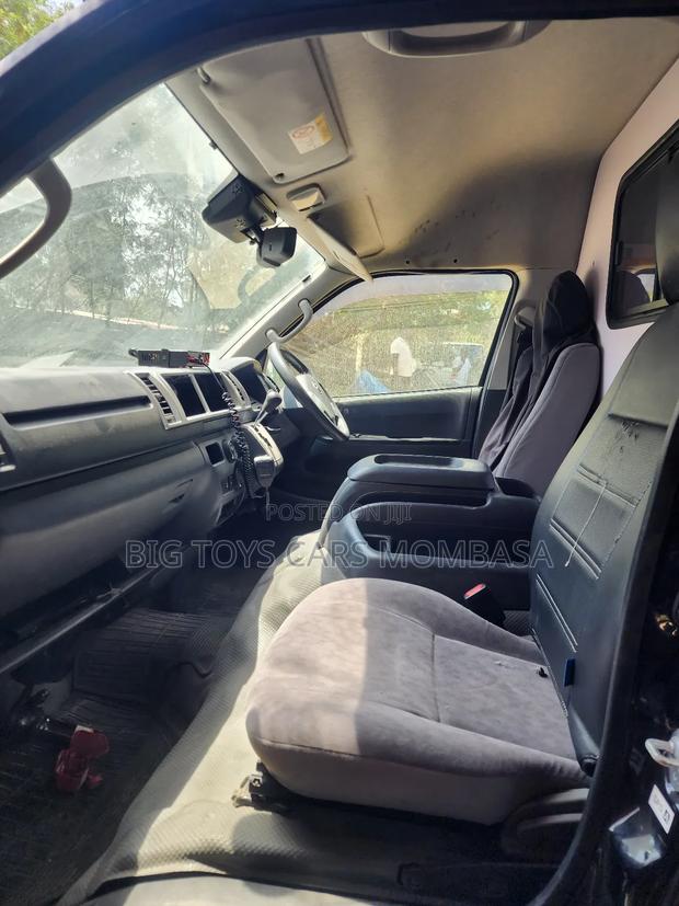 Toyota HiAce 2018 White - thumbnail 15