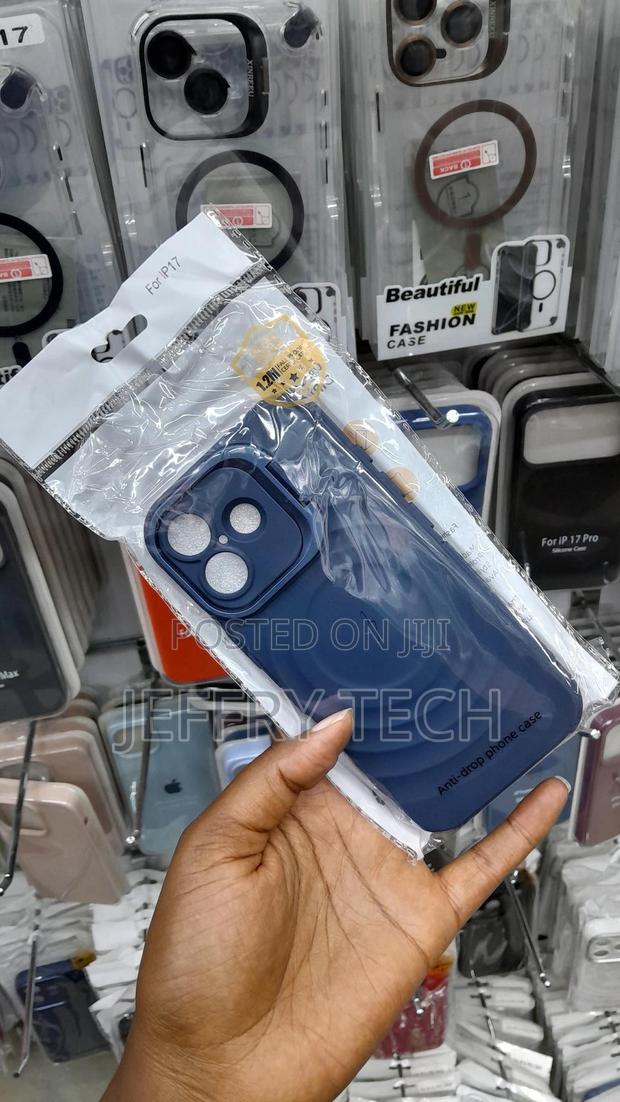 Seera Magsafe Silicone Case for iPhone 17, Built-in Camera Stash Stand - thumbnail 3