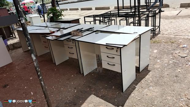 Modern Office Desk – Stylish, Strong & Functional - main view